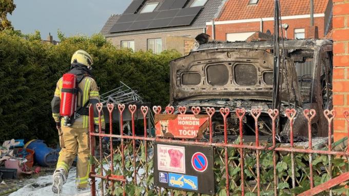 Van de mobilhome bleef er niks meer over.