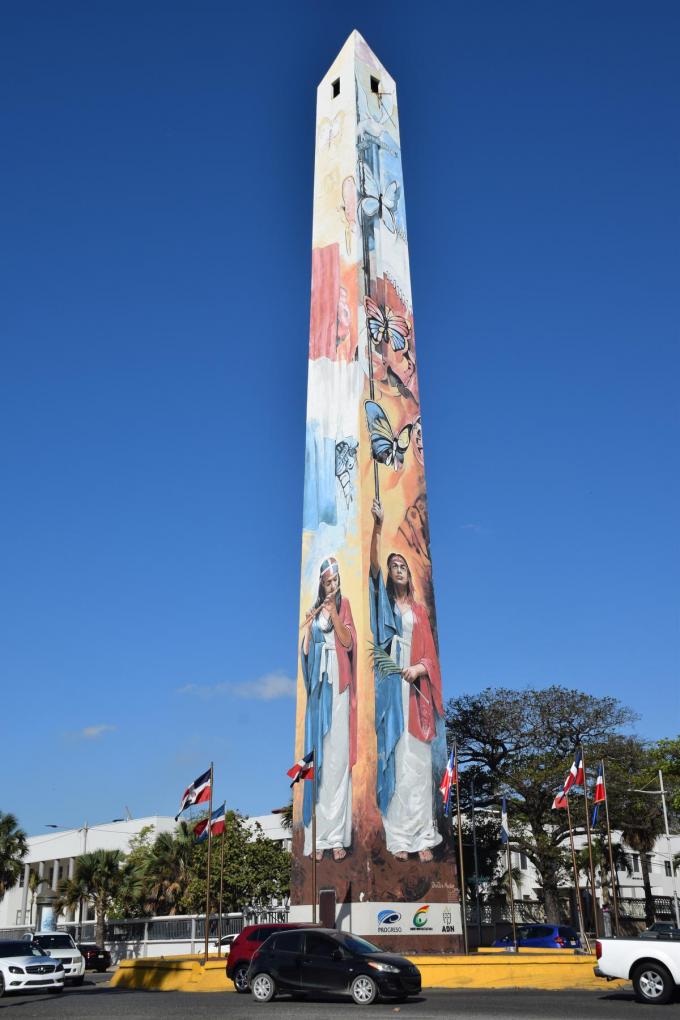 De Obelisco Macho in Santo Domingo is een eerbetoon aan de drie zussen Mirabal. (foto KC)