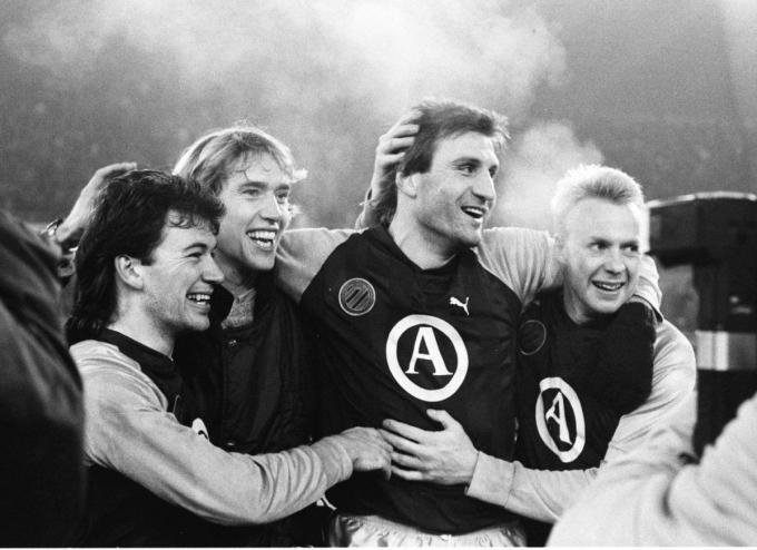 Marc Degryse, Kenneth Brylle, Jan Ceulemans en Peter Creve vieren na de met 5-0 gewonnen match tegen Borussia Dortmund in 1987.