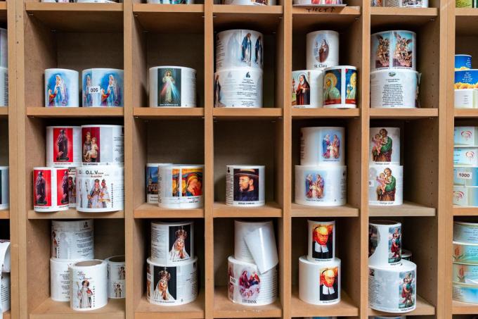 Cand'la-di-da heeft honderden heiligen en bedevaartsoorden in labelvorm in de kast liggen, klaar om op de kaarsen gekleefd te worden.