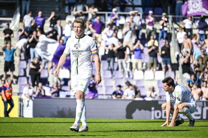 Thibo Somers stapt teleurgesteld van het veld na de verloren wedstrijd tegen Beerschot.