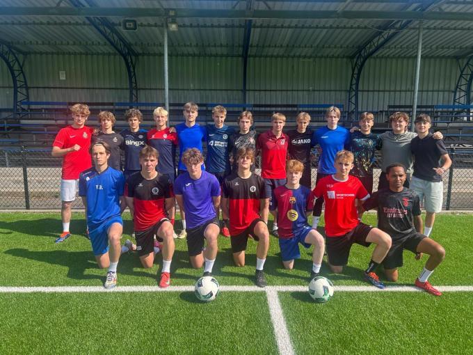 De zesdejaars van Rhizo zijn klaar om zich te meten met mannen met pakken voetbalervaring.