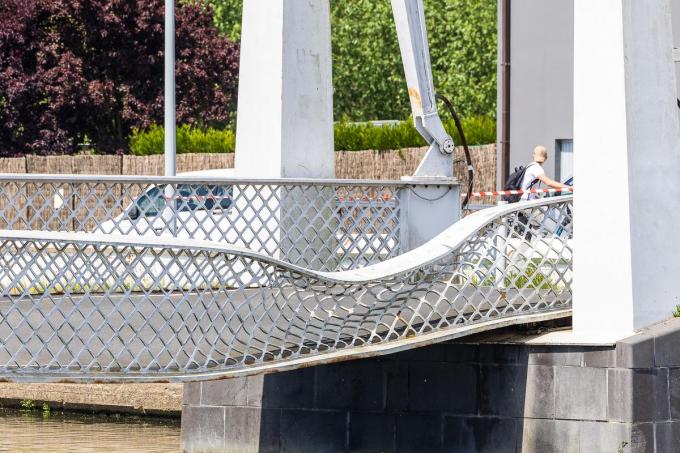 De deuk in de leuning van de brug.