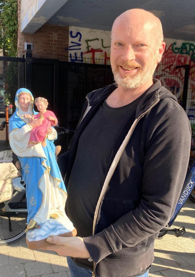 Kunstenaar Bert Vanwynsberghe bezorgde het oude Mariabeeld een frisse, kleurrijke make-over (foto NOM)
