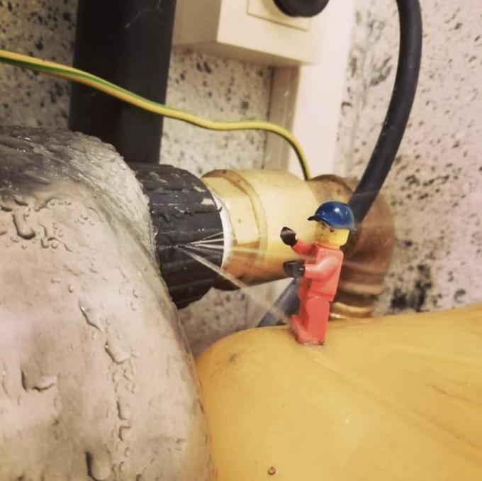 Emmet reist mee op inspectieronde en verschijnt hij op de meest bizarre plekken.