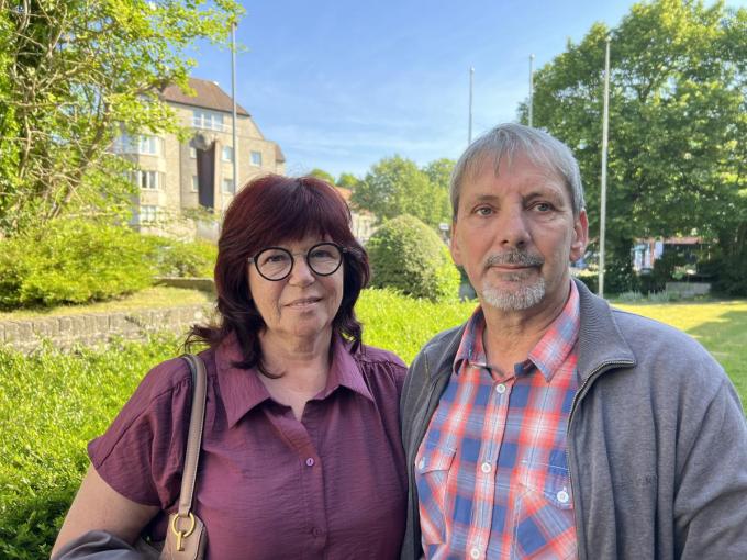 Nabestaanden van een slachtoffer - Daisy Lycke en Marc Corteel - zijn opgelucht dat er een straf is, maar vinden het ongehoord dat de twee verpleegkundigen nog steeds in de zorg werken.