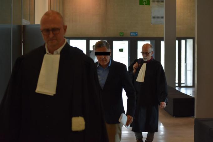 C.B. tussen zijn advocaten. (foto LK)