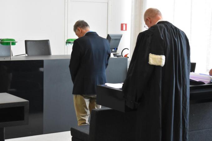 De geschorste magistraat C.B. voor de rechtbank. (foto LK)
