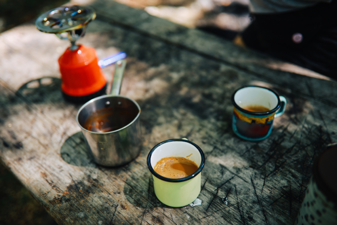 On a testé 3 solutions pour préparer du café partout, tout le temps - Canva