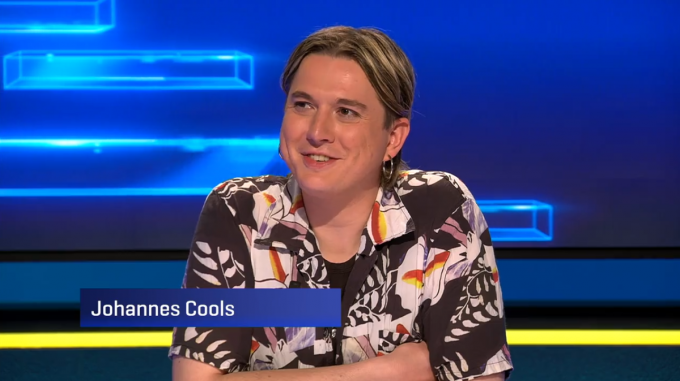 Johannes voelt zich duidelijk op zijn gemak in het quizprogramma.