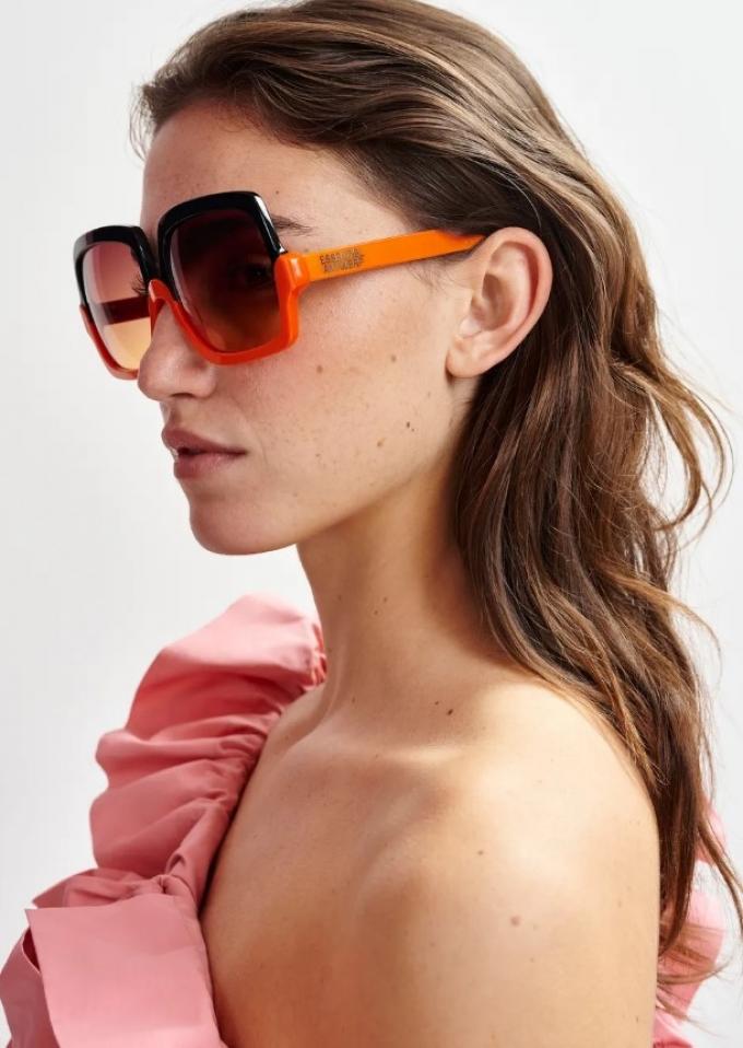 Oranje en zwarte oversized zonnebril