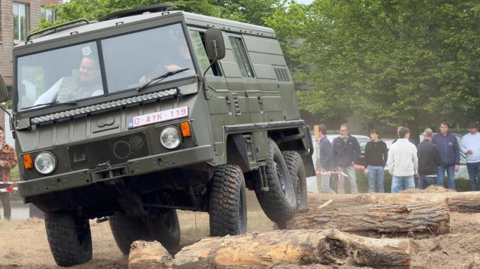 De wagens moesten een aangelegd hindernissenparcours met tal van obstakels bedwingen.