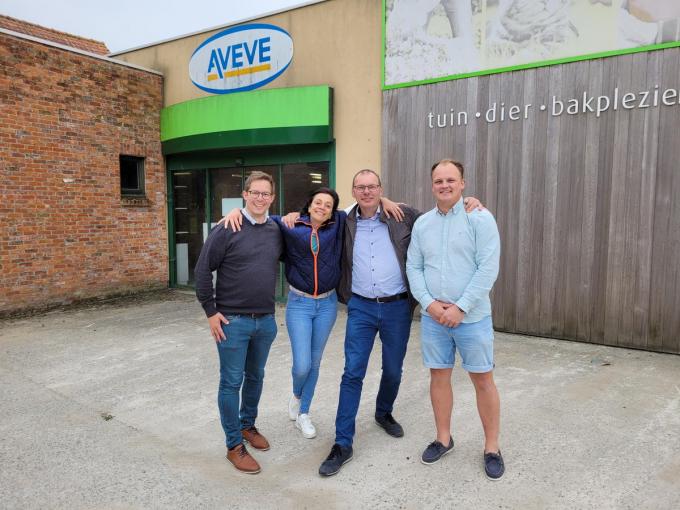 We zien v.l.n.r. schepen Brecht Bogaert, schepen Valerie Deraeve, burgemeester Lieven Vanbelleghem en schepen Thijs Supply voor het AVEVE-gebouw. (Foto TOGH)