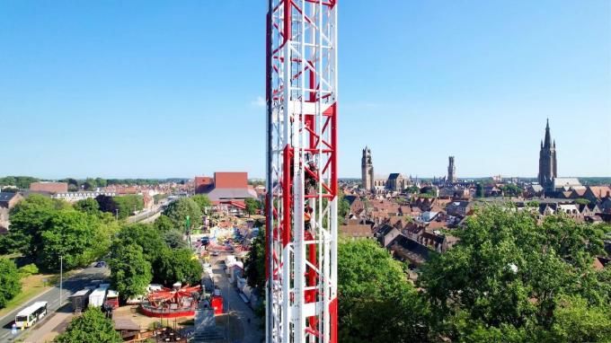 In de attractie van 85 meter hoog waren klimmers bezig aan een oefening.