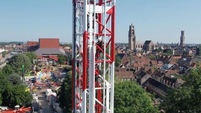 In de attractie van 85 meter hoog waren klimmers bezig aan een oefening.