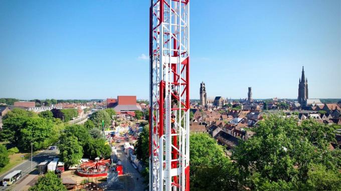 In de attractie van 85 meter hoog waren klimmers bezig aan een oefening.