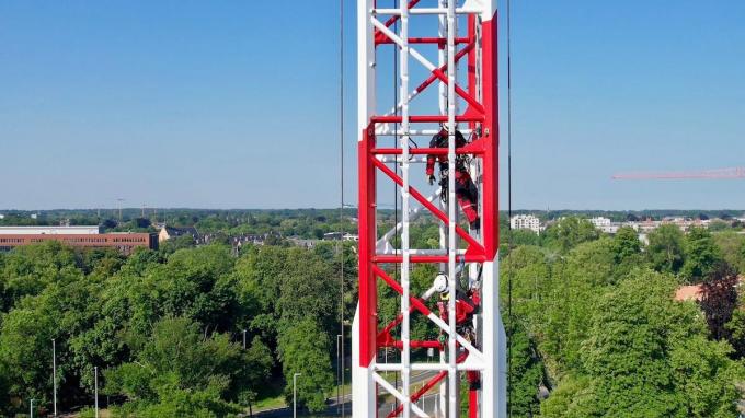 In de attractie van 85 meter hoog waren klimmers bezig aan een oefening.