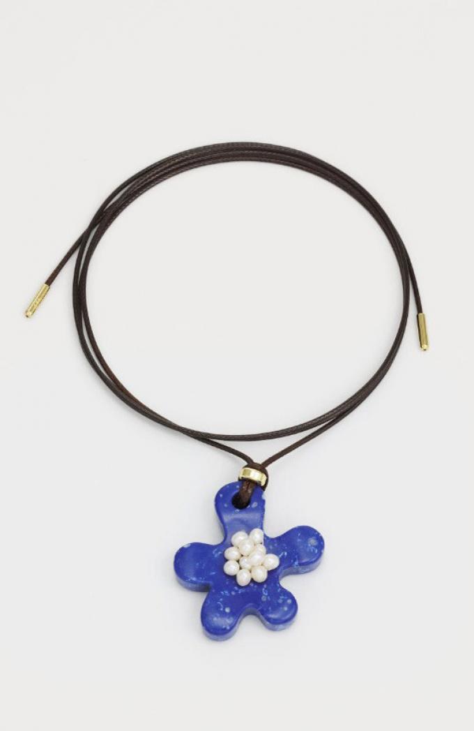Koordketting met blauwe bloem en parels