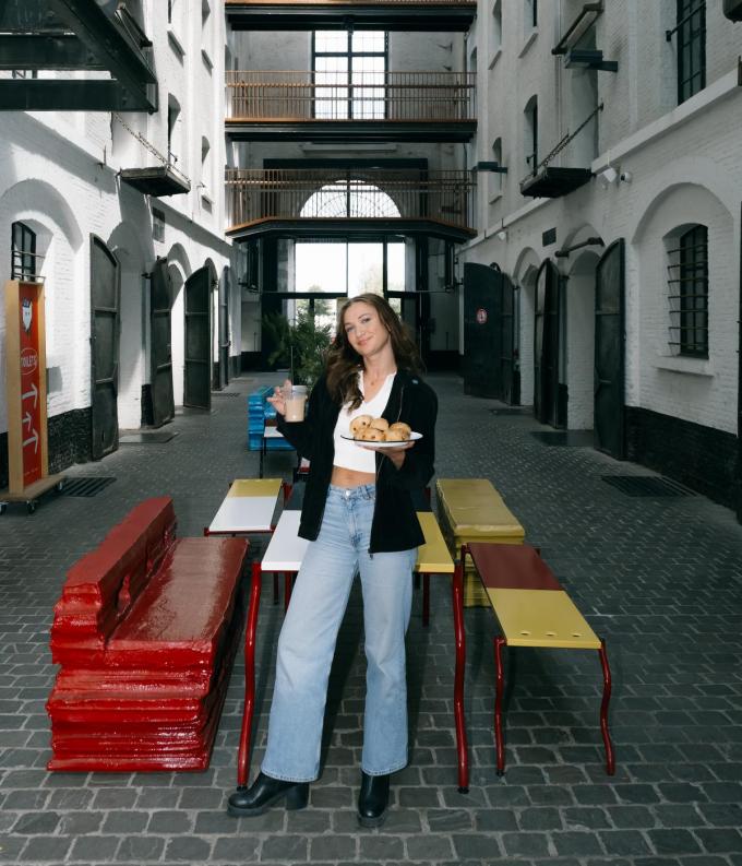 Mona Mina Leon (30) vertolkt nu de hoofdrol in twee fictiereeksen, nadat ze eerder al in 1985 schitterde. “Ik heb 1985 nooit gezien, omdat ik er heel ongemakkelijk van werd om mezelf te zien.” (foto SB)