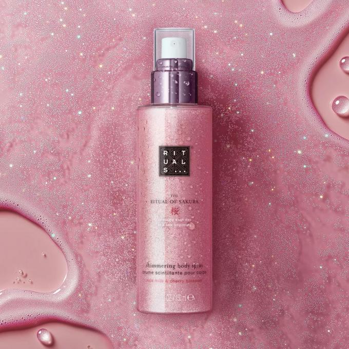 Shimmering body spray