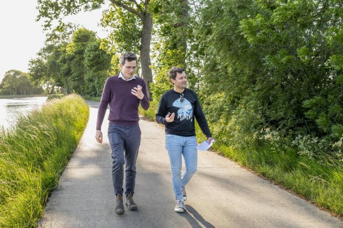 Het interview vindt plaats langs het kanaal Brugge-Oostende, waar Bram Van Hecke opgroeide.