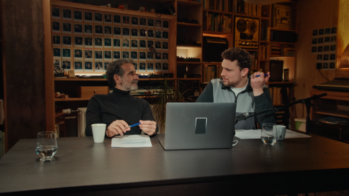 Zouzou stelt de juiste vragen aan documentairemaker Younes, waardoor hij tot persoonlijke inzichten komt.