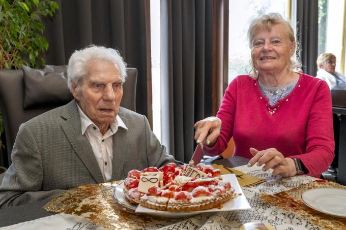 Alfons Declerck blaast op 27 mei 108 kaarsjes uit, tot grote blijdschap van dochter Anita (80).