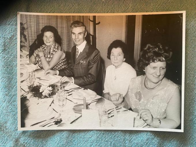 Een foto uit de oude doos: Alfons geniet van een gezellig feestje.