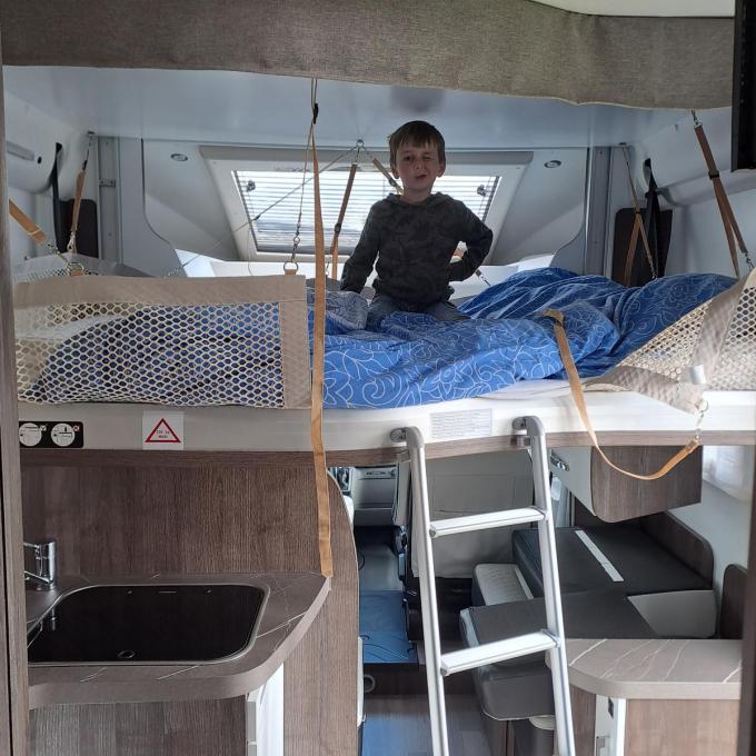 Een win voor kinderen: het elektrisch hefbed die je ‘s avonds probleemloos naar beneden kan laten komen. (foto tvdb)