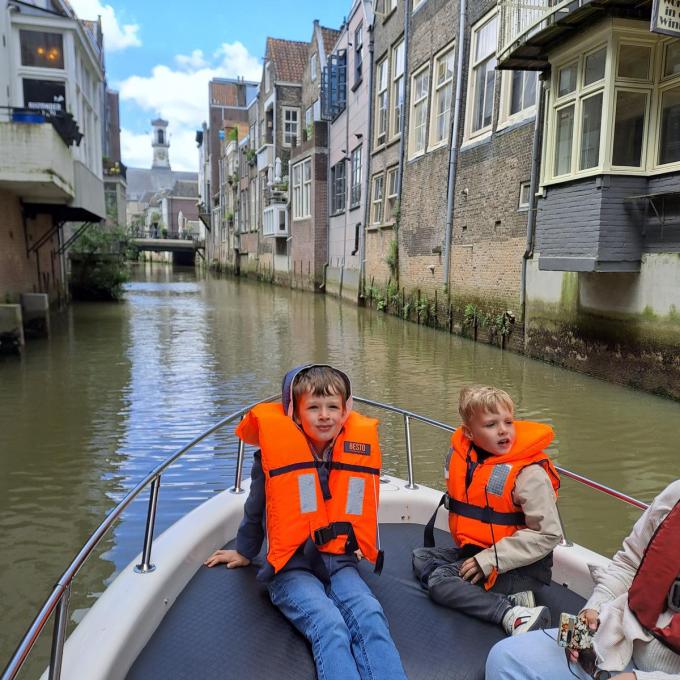 Wanneer je het historisch centrum van Dordrecht binnenvaart, lijkt het alsof de Amsterdamse grachten en Venetiaanse kanalen een kindje hebben gebaard. (foto tvdb)