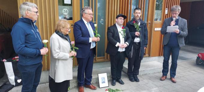 Peter Laforce, Gilberte Janssens, Dirk De fauw, de New Yorkse kleinzoon en de neef van Goldine, Karl Duc bij de struikelsteen in de Kolenkaai in Brugge.