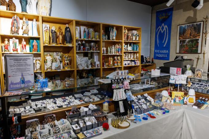 De souvenirwinkel van de basiliek van Dadizele. De paternosters en sleutelhangers gaan in mei nog vlotter dan anders over de toonbank.