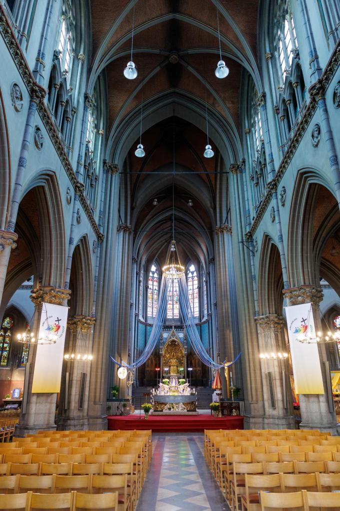 De basiliek van Dadizele lokt een pak volk, vooral in mei.