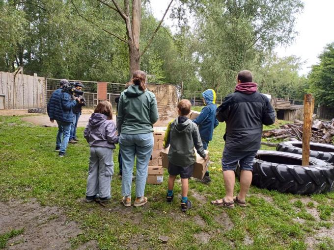 De familie Cröhle uit Evergem won een uniek bezoek aan het verblijf van berenwelpen Nanuq en Malenky in De Zonnegloed.