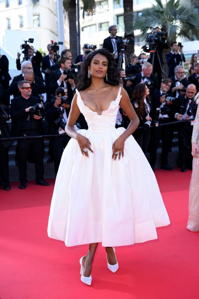 Simone Ashley (30)