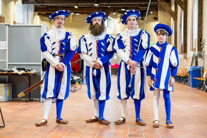 Hallebardiers Mathieu Cervyn, Flor Soetaert, Bjarne Lepla, en Boris Depreytre in hun nieuw uniform.