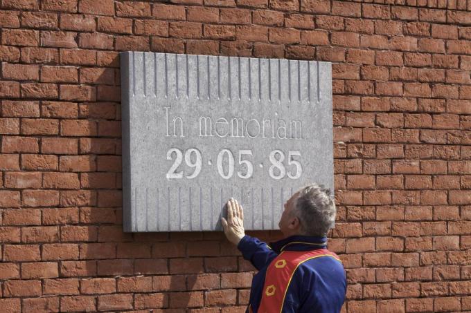 Aan het Koning Boudewijnstadion hangt een herdenkingsplaat.