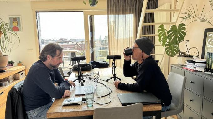 De Oostendse journalist Stefaan Kerger (links) en radiomaker Ronald Verhaegen tijdens het maken van de zesdelige podcast over de Ensorroof.