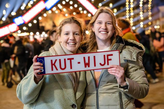 Charlotte (links) haalde eind 2023 nog alle media toen ze tijdens De Warmste Week 750 euro neertelde voor de gepersonaliseerde ‘KUTWIJF’-nummerplaat van Elodie Maenhout.