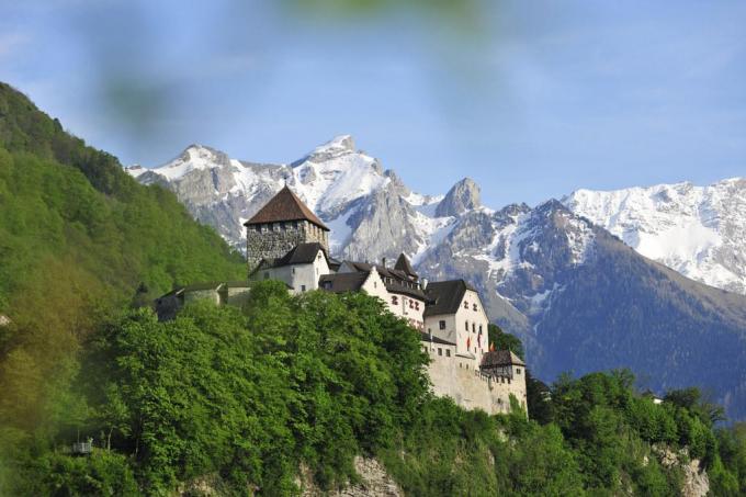 Schloss Vaduz torent boven de hoofdstad uit. Het kasteel bezoeken is niet mogelijk: hier woont prins Hans-Adam II. (foto Martin Walser/Liechtenstein Marketing)
