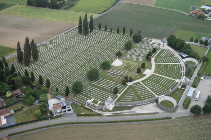 Tyne Cot Cemetery in Passendale is een van de blikvangers tijdens de helikoptervluchten boven de frontstreek. (Foto TOGH)