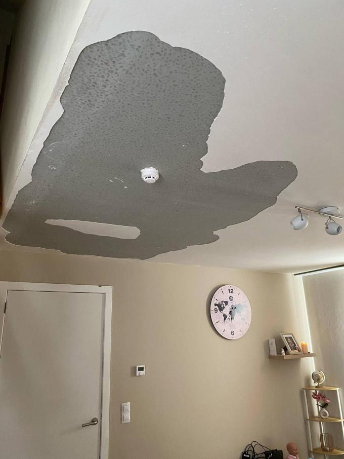 Een plafond zonder pleister.