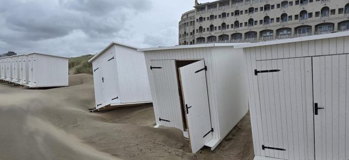 De strandcabines staan na de felle wind niet meer zo recht.