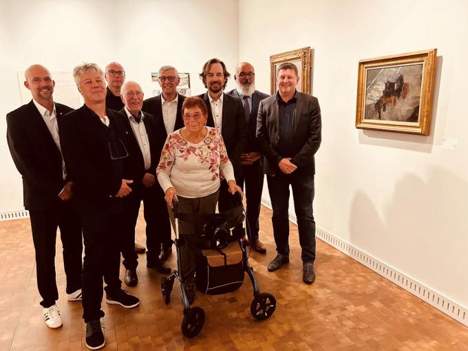 We zien v.l.n.r. schepen Björn Pannecoucke, journalist en podcastmaker Stefaan Kerger, schepen Niko Geldhof, toenmalig speurder-Commissaris bij de gerechtelijke politie Brugge Honoré Chinitor, eertijds commandant van de Rijkswacht in Oostende Philippe Dewulf, Yvonne Vyncke, toen adjunct-conservator van het Stedelijk Museum, radio- en podcastmaker Ronald Verhaegen, voorzitter Toerisme Oostende Rob Jonckheere en burgemeester John Crombez.