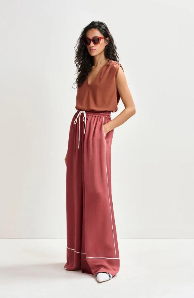 Roestrode wijde broek met contraststiksels