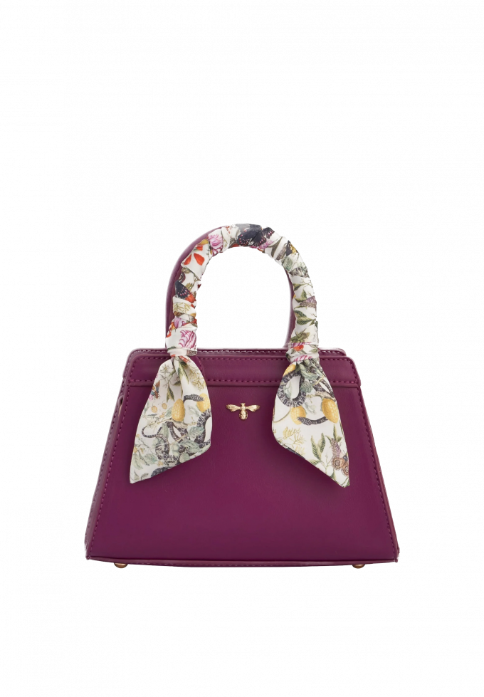 Le sac orné d'un foulard