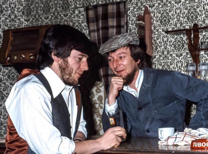 Bernard Soenens in de beginjaren van zijn toneelloopbaan, samen met wijle Romain Decroubele, met wie hij in Lendelede mee aan de wieg stond van Kohané. (foto Eric Debersaques)