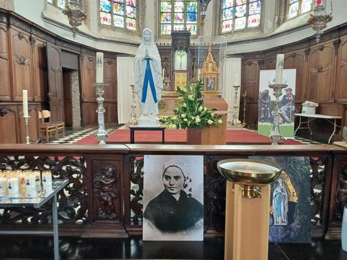 Bij de H. Bernadette gaat haar reliek over een stukje van haar gebeente.