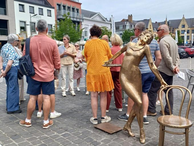 Het standbeeld van Ginger vind je op de Grote Markt, bij café La Poupée.