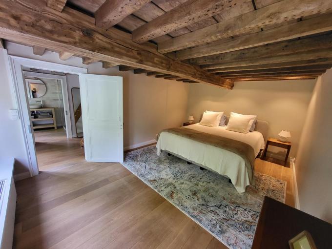 De kamers zijn ingericht in warme, tijdloze tinten zoals 'ancient white' en 'felted beige'.